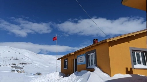 Başkale'de kar etkili oldu, yollar kapandı