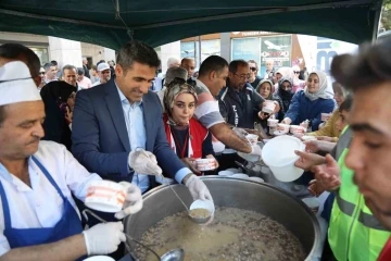 Başkan Arıkan’dan vatandaşlara aşure ikramı
