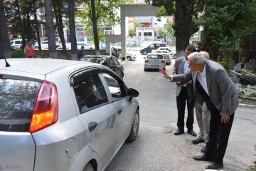 Başkan Bakkalcıoğlu, mezarlık ziyaretine gelen vatandaşların bayramını kutladı
