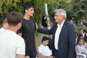 Başkan Bakkalcıoğlu sporsever gençlerin final heyecanına ortak oldu
