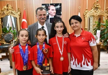 Başkan Balaban şampiyon milli sporcuları ödüllendirdi
