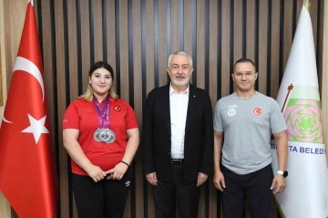 Başkan Başdeğirmen başarılı sporcuyu altınla ödüllendirdi
