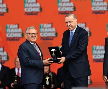 Başkan Büyükkılıç, Gençlik Festivali’nde Cumhurbaşkanı Erdoğan’ın elinden ödül aldı
