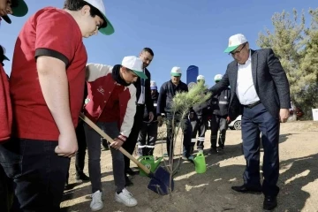 Başkan Çerçi öğrencilerle birlikte fidan dikti
