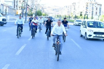 Başkan Çınar, mesaiye bisikletle geldi
