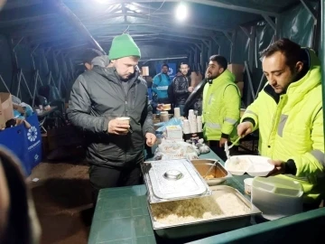 Başkan Çolakbayrakdar; “Depremin ilk saatlerinden itibaren gece-gündüz durmadan çalışıyoruz”
