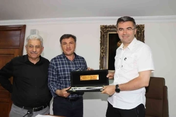 Başkan Demir, Vali Memiş’e tesbih hediye etti
