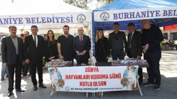 Başkan Deveciler dünya sokak hayvanları gününü hayvan severler ile kutladı
