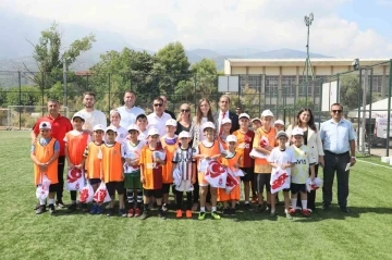 Başkan Durbay yaz futbol kursunda genç yeteneklerle buluştu
