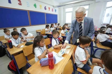 Başkan Erdem’den miniklere ilk gün sürprizi
