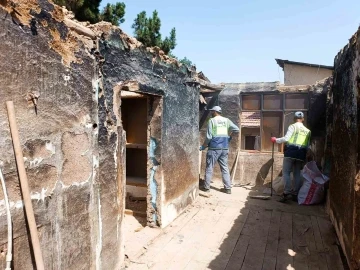 Başkan Kavuş, evi yanan Ayşe teyzeye sahip çıktı
