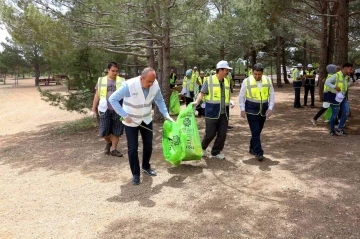 Başkan Kavuş üniversiteli gençlerle çevre temizliği yaptı
