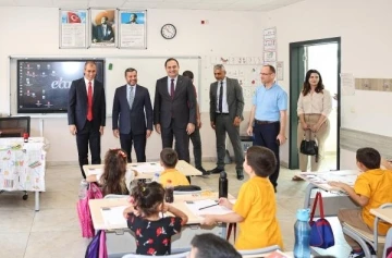Başkan Kocaispir okulun ilk günü öğrencileri yalnız bırakmadı
