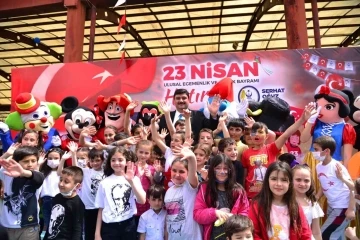 Başkan Oğuz’dan çocuklara 23 Nisan sürprizi
