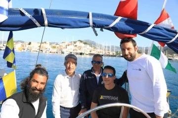 Başkan Oktay Marmaris’e gelen yelkenliyi yolcu etti
