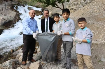 Başkan Öztürk öğrencilerle birlikte çevre temizliği yaptı
