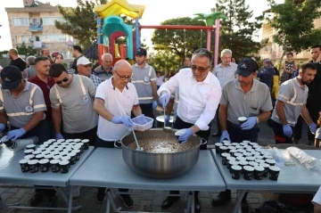 Başkan Savran, aşure dağıtımına katıldı
