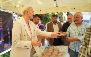 Başkan Subaşı elleriyle kandil helvası dağıttı
