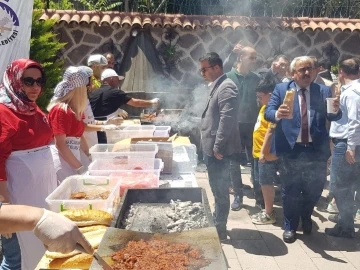 Başkan Tarhan’dan Osmaniyeli öğrencilere sucuk ekmek
