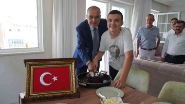 Başkan Uzundemir’i kapıda gören Kemal, en mutlu gününü yaşadı
