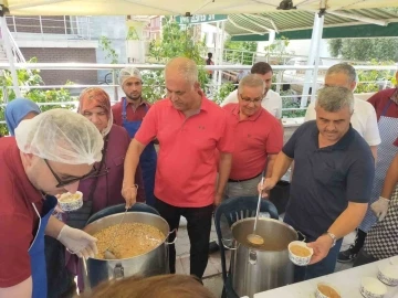 Başkan Yaman, kendi elleriyle aşure dağıttı
