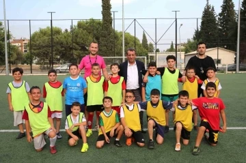 Başkan Yetişkin geleceğin futbolcularıyla buluştu
