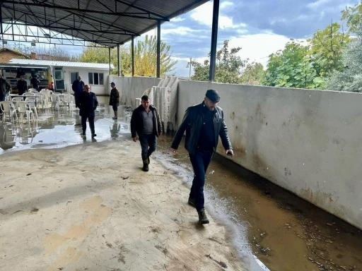 Başkan Zencirci, su basan düğün salonunda incelemelerde bulundu
