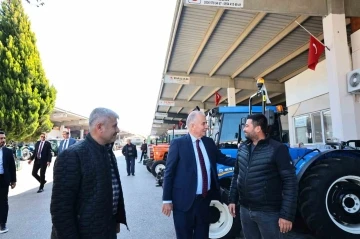 Başkan Zolan, Türkiye’nin ilk traktör galericileri sitesinde esnafla buluştu
