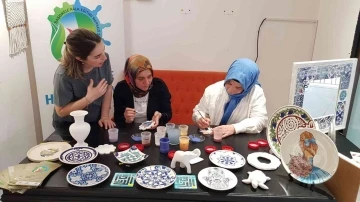 BAŞKEM’de kadınlar seramik çini boyama öğreniyor
