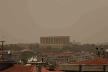 Başkent semalarını toz bulutu kapladı
