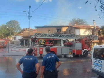 Başkent’te iki katlı ahşap bina yandı
