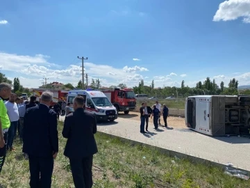 Başkent’te servis minibüsü devrildi;15 yaralı
