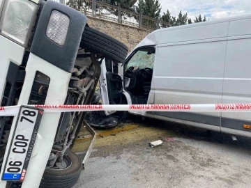 Başkent’te yumurta yüklü kamyon ile ticari araç çarpıştı, yumurtalar yola saçıldı
