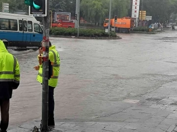 Başkentte sağanak yolları ve evleri sular altında bıraktı
