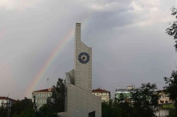 Başkentte yağmur sonrası gökkuşağı oluştu
