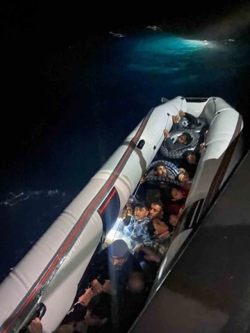 Batmak üzere olan lastik bot içindeki düzensiz göçmenler kurtarıldı
