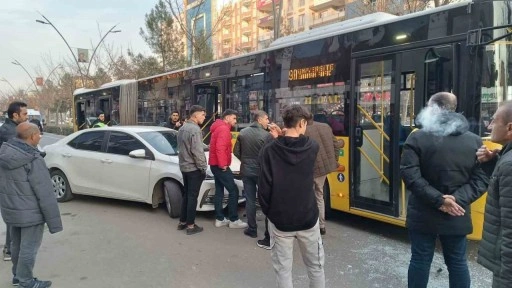 Batman’da belediye halk otobüsü ile otomobil çarpıştı