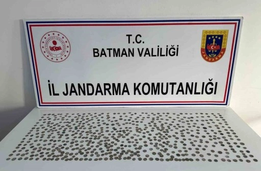 Batman’da ellerinde bulunan tarihi sikkeleri satmaya çalışan 2 kişi yakalandı