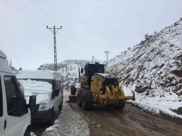 Batman’da etkili olan kar yağışı köy yollarını ulaşıma kapattı
