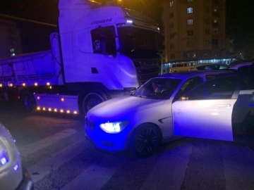 Batman’da feci kaza: Otomobil tırın altına girdi, 5 kişi yaralandı
