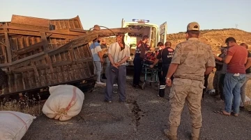 Batman’da saman yüklü traktör devrildi: 2 yaralı
