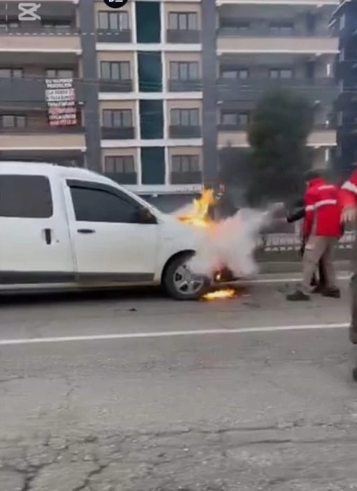 Batman’da seyir halindeki hafif ticari araç yandı
