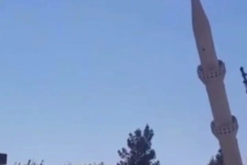 Batman’da cami minaresi kontrollü olarak yıkıldı