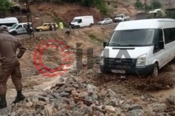 Batman’da sağanak sele dönüştü, evleri su bastı, araçlar suda sürüklendi