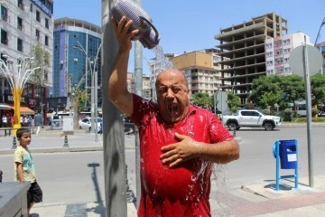 Batman’da sıcaktan bunalan vatandaşlar ilginç yöntemlerle serinliyor