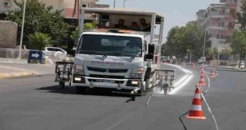 Batman’da silinmeye yüz tutmuş yol çizgileri daha belirgin hale getiriliyor