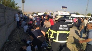 Batman&rsquo;da tekstil işçilerini taşıyan minibüs devrildi: 16 yaralı
