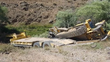 Bayburt Özel İdaresi’ne ait iş makinesi dereye devrildi
