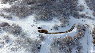 Bayburt’un yüksek rakımlı yerleri beyaza büründü karla mücadele aralıksız sürüyor
