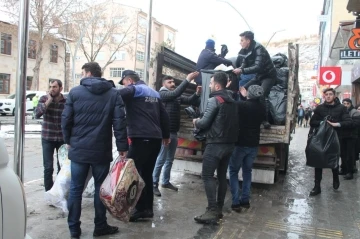 Bayburtlu vatandaşlar depremzedeler için seferber oldu, 10 tır yardım malzemesini kısa sürede toplandı
